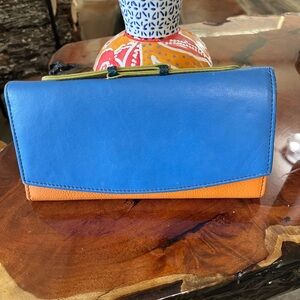 Soruka recycled leather clutch wallet. Handcrafted in Barcelona unique ethical